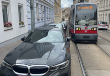 Auto verparkt Straßenbahn.