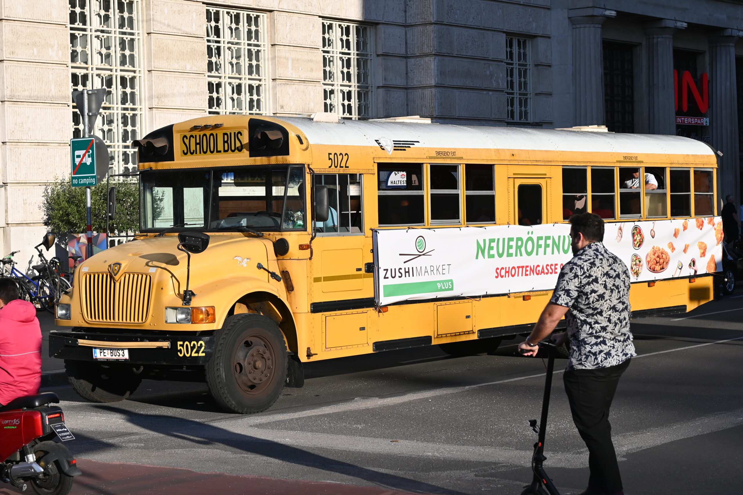 Zushi Market Plus: Sushi, Snacks & Party im Schulbus