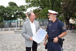 Bezirksvorsteher Franz Prokop mit Revier-Inspektor Bernhard Kolar.