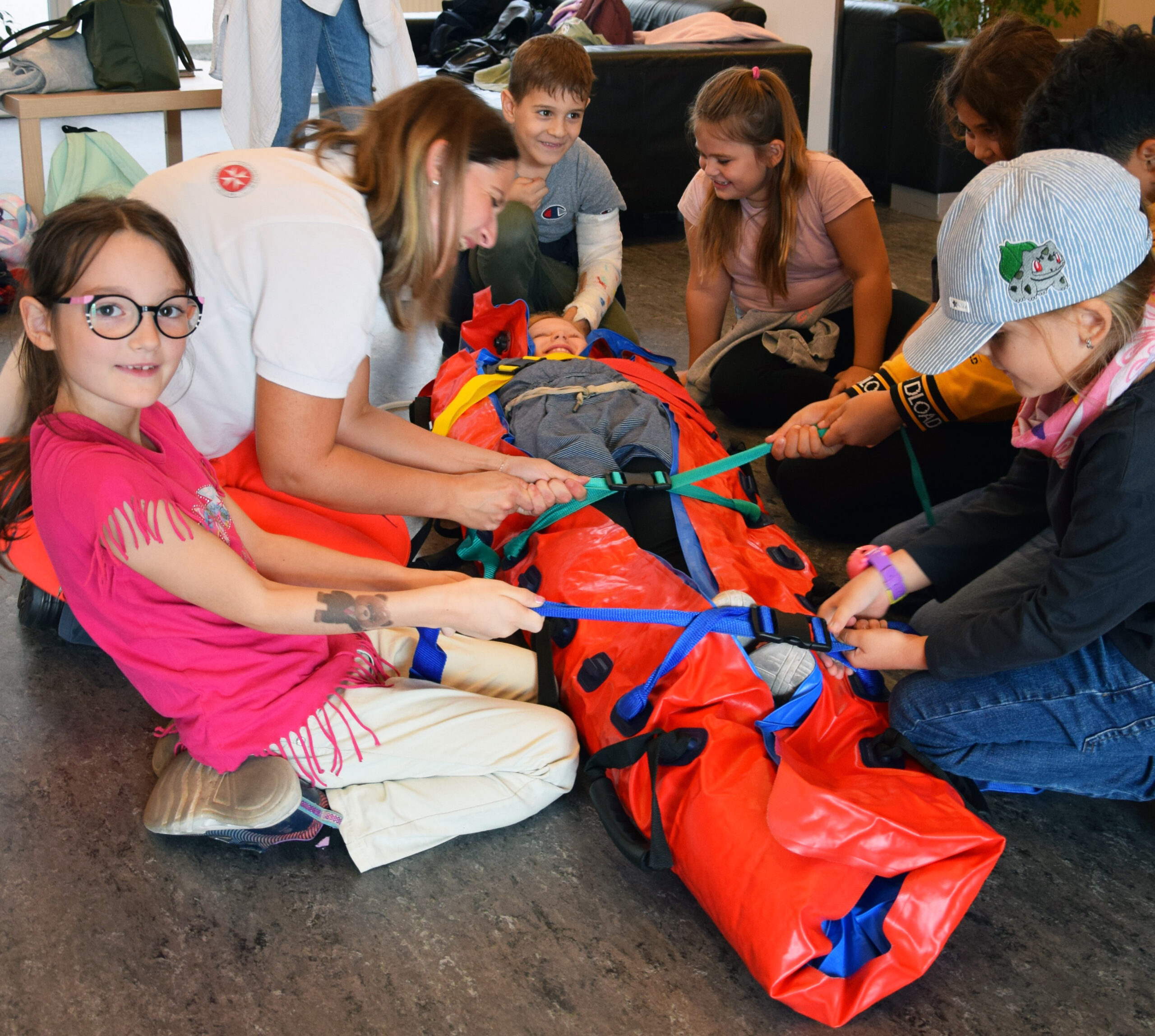 Volksschule zu Besuch bei den Johannitern