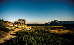 Abenteuerlustige Wanderfans verbringen beim Hüttenhüpfen eine oder mehrere Nächte auf der Rax.