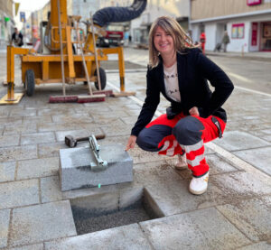 ©BV5: Bezirksvorsteherin Silvia Jankovic legte den letzten Stein.