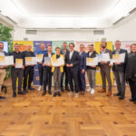 ©Lisa Kapici: BV Markus Reiter (M.) freute sich mit den strahlenden Gewinner:innen.