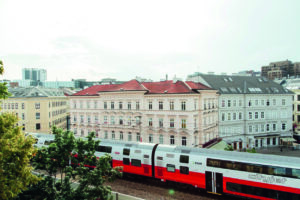 1962 eröffnet, ist die S-Bahn Wien-Stammstrecke für die Wiener*innen und Pendler*innen aus Niederösterreich eine wichtige Nahverkehrsader durch Wien und das Rückgrat des öffentlichen Verkehrs über die Stadtgrenzen hinaus. - ©ÖBB/Werner