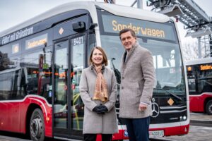 ©Tobias Holzer: Gudrun Senk, Geschäftsführerin der Wiener Linien mit Öffi-Stadtrat Peter Hanke