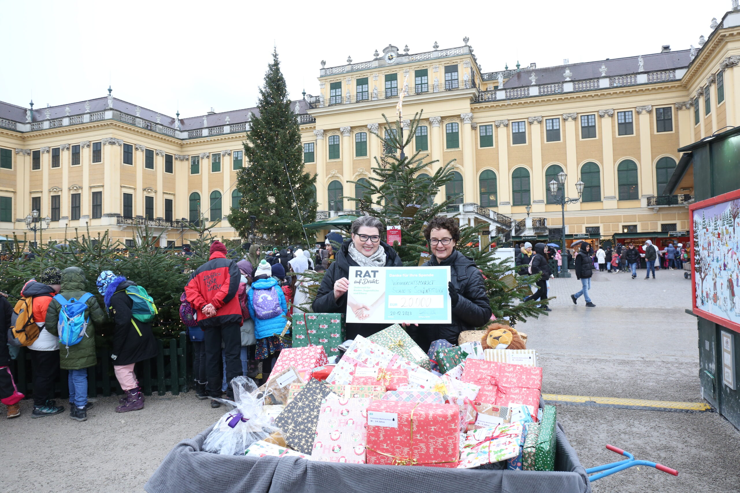 Schönbrunn: Geschenke an SOS-Kinderdorf übergeben
