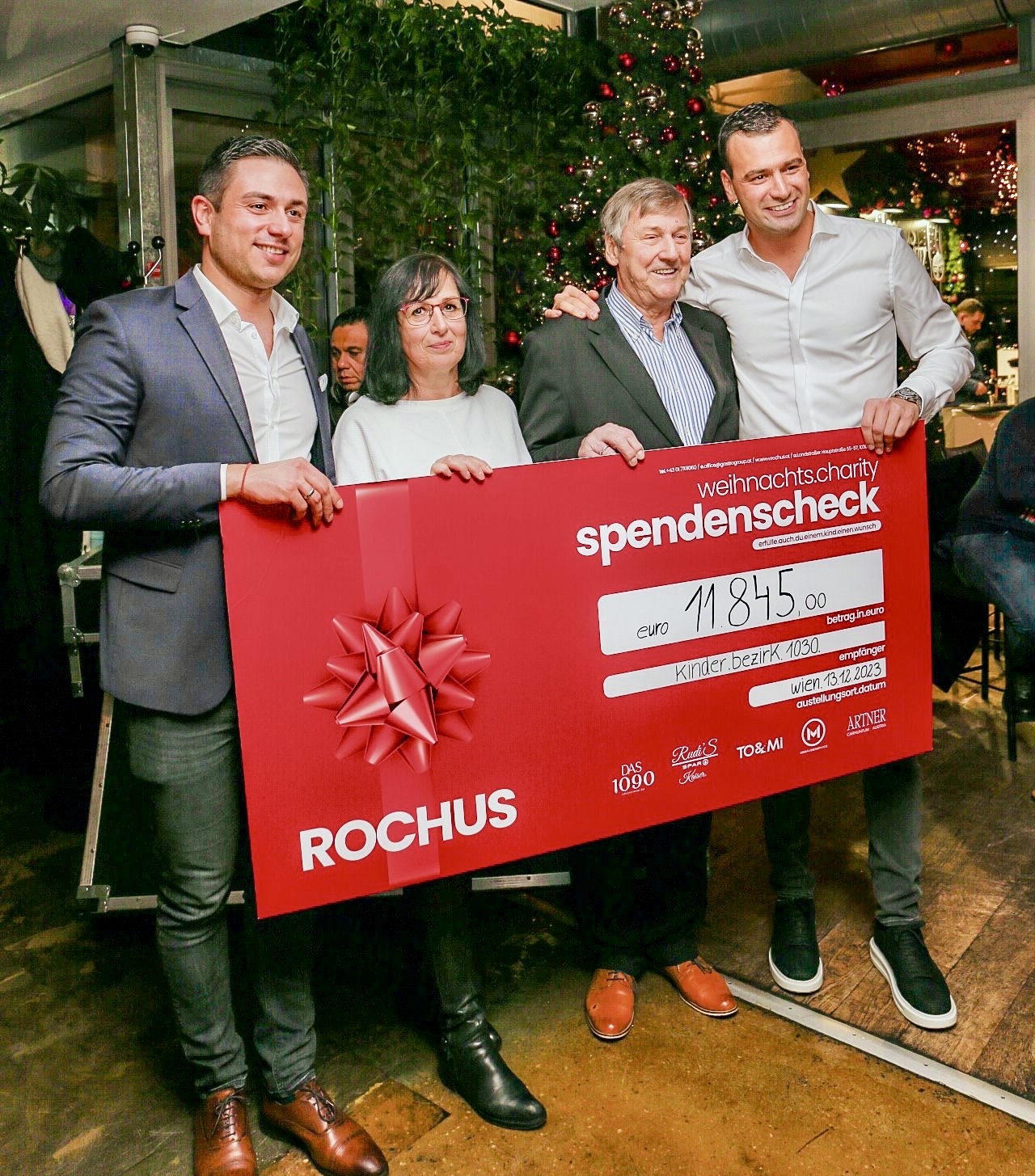 Rochus und Bezirkschef: Spenden für Kinder in Not