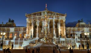 Seit 8. November verwandelt Victoria Coeln das Parlament in ein Lichtkunstwerk im Zeichen der Menschenrechte. – ©Parlamentsdirektion/Victoria Coeln