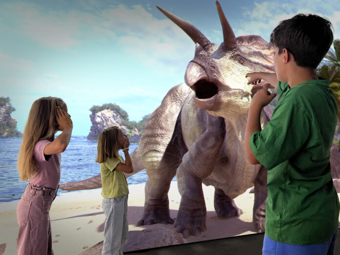 Auf über 1.100 Quadratemetern zeigt „Jurassic – The Immersive Experience“ eine interaktive Ausstellung für Groß und Klein – inklusive 5D-Fahrt und voll ausgestattetem Erlebnisraum. – ©Julian Omosky