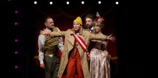 Nach einer erfolgreichen Tour durch die Volkstheater-Bezirke ist die Komödie „Amadeus“ von Alex Pschill und Kaja Dymnicki (sehr frei nach Peter Shaffer) nun auch im Bronski & Grünberg zu sehen.