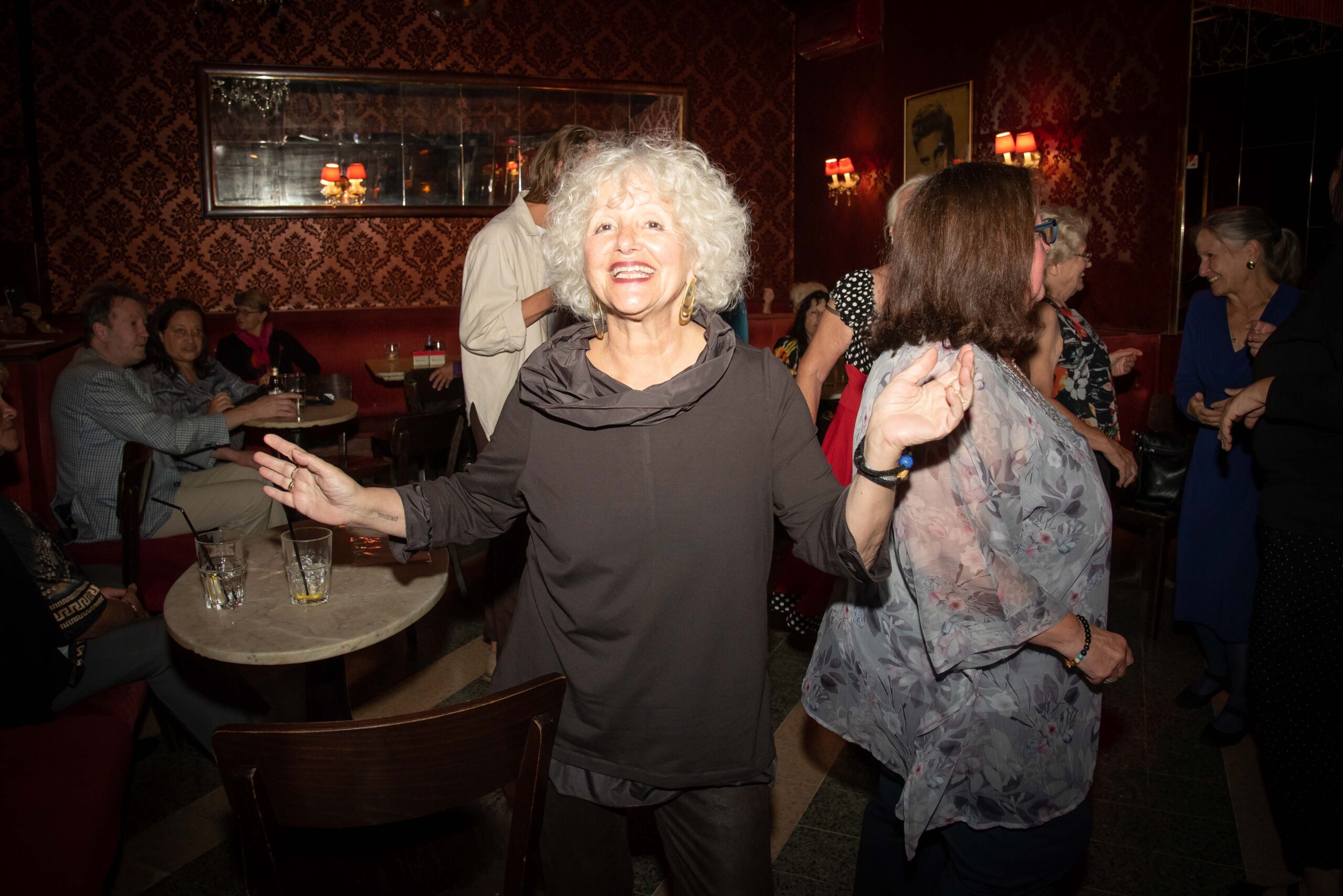 Tanzen für die Ewigkeit: Senioren-Disco im Jenseits