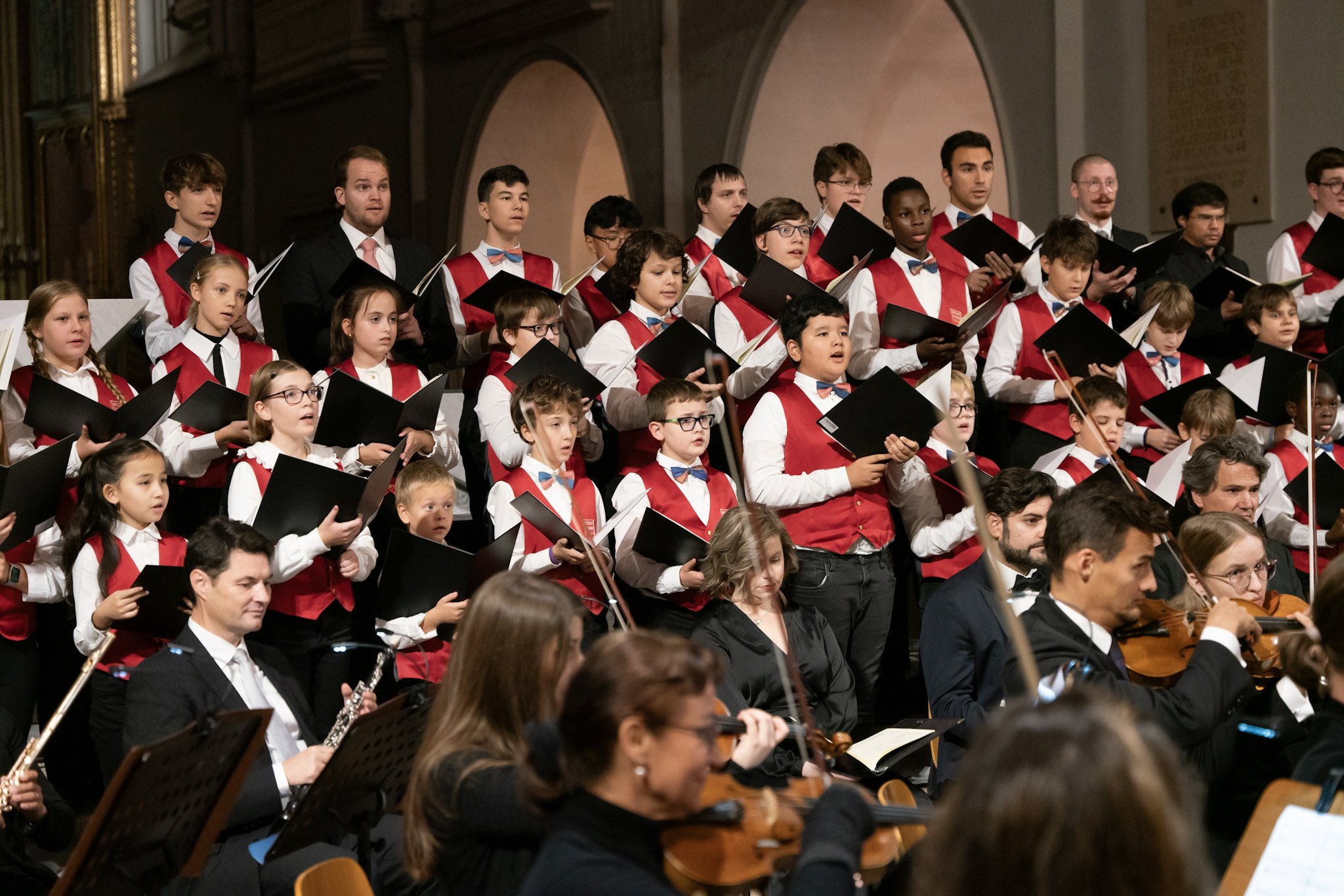 Der Mozart-Knabenchor singt die Austria-Hymne