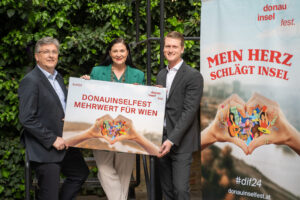 ©Markus Sibrawa | Dieter Scharitzer (Forschungsgesellschaft FORGES Scharitzer), Veranstalterin Barbara Novak und Matthias Friedrich, Pojektleiter des Donauinselfests.