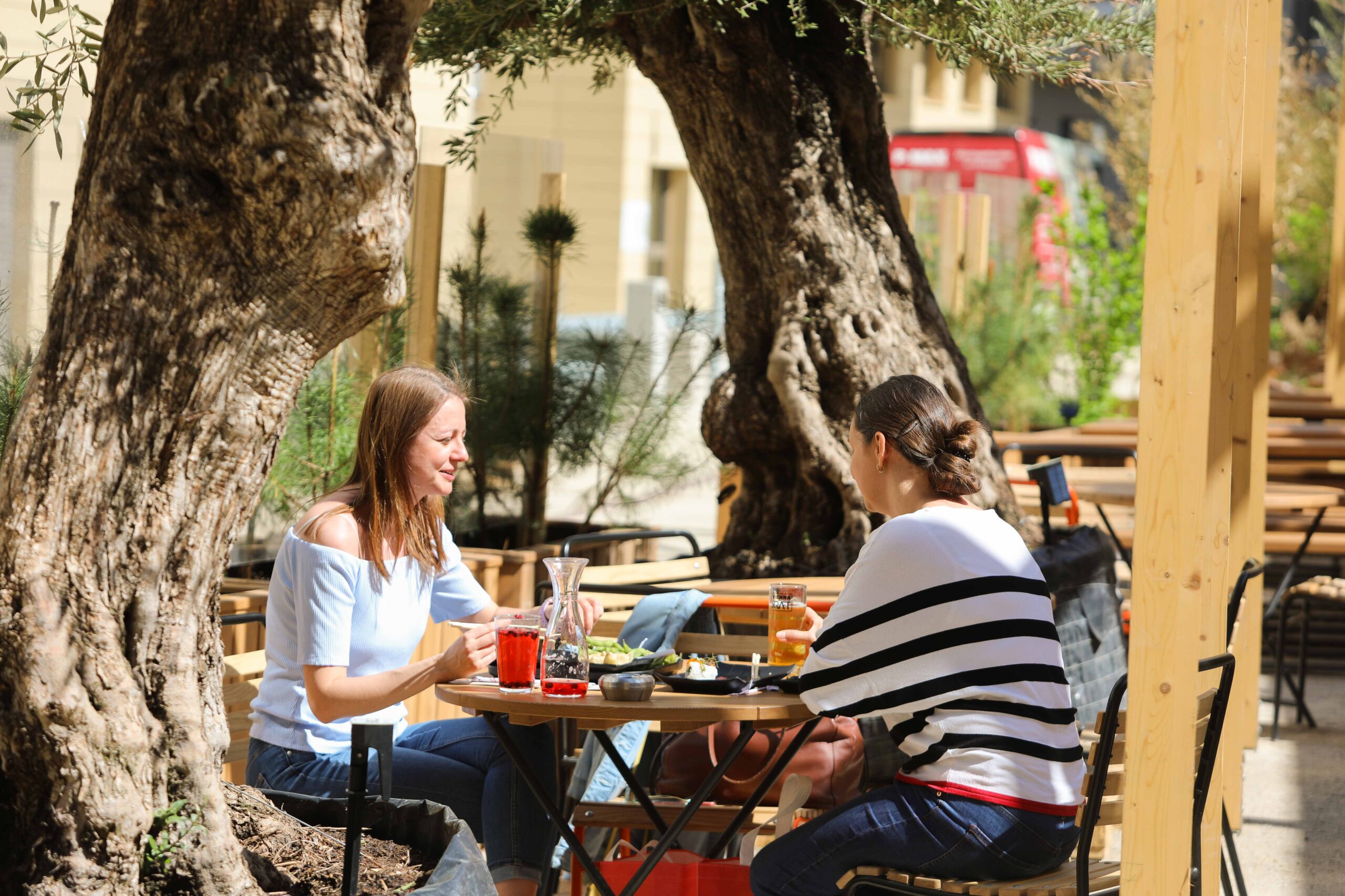 Erste Foodhall Wiens eröffnet eigenen “Gast//Garten”