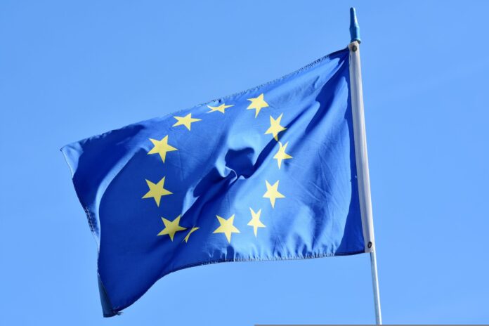 EU-Fahne flattert im Wind.