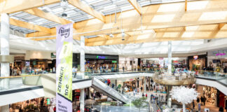 Ein Blick in die belebte Shopping Mall des Einkaufscenters Huma Eleven in Simmering.