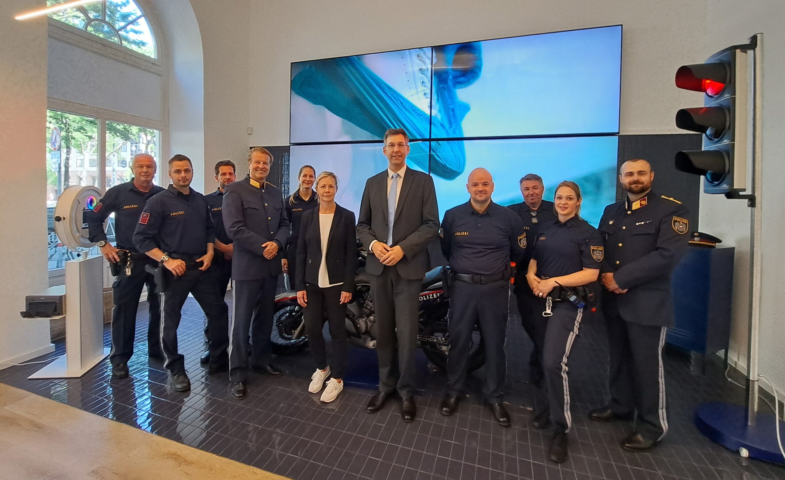 Hoher Bezirksbesuch im Info-Store der Polizei