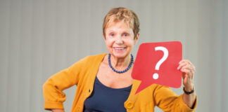 Doris Weiner mit Tafel mit Fragezeichen