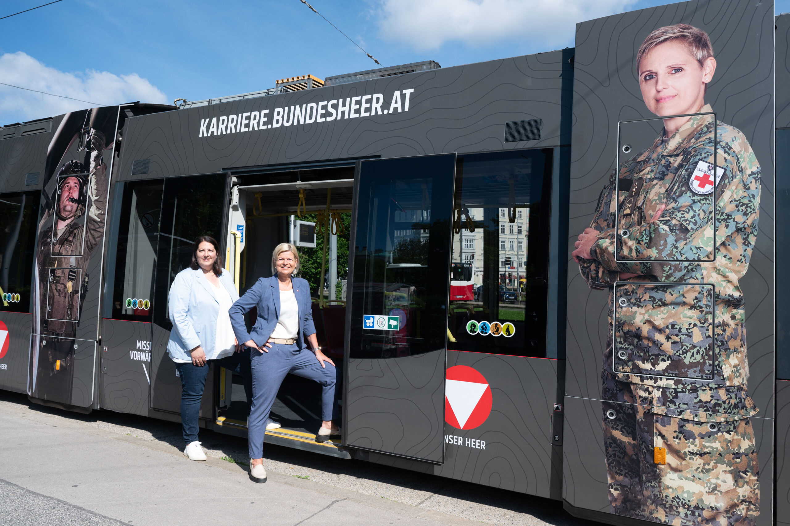 Habt acht: Erste „Bundesheer-Bim“ in Wien unterwegs