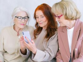 Seniorinnen am Smartphone © pexels.com/shvetsa