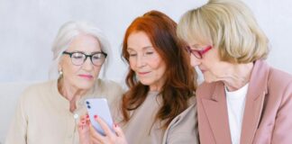 Seniorinnen am Smartphone © pexels.com/shvetsa
