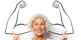 Seniorin vor stilisierten Armen mit starken Muskeln
