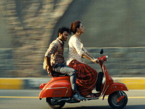 Paar auf Vespa fahrend