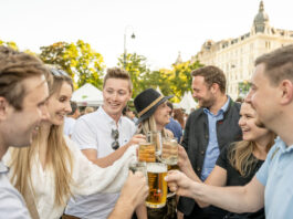 Gruppe beim waldviertelpur-Fest, die mit Bier anstößt
