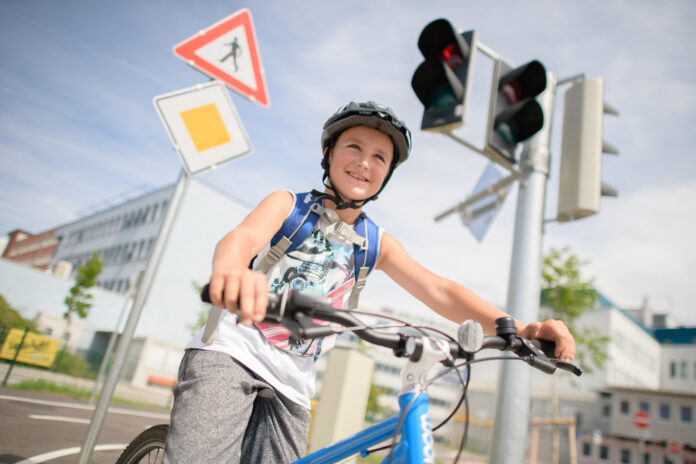 Kind auf Fahrrad im ÖAMTC-Mobilitätspark