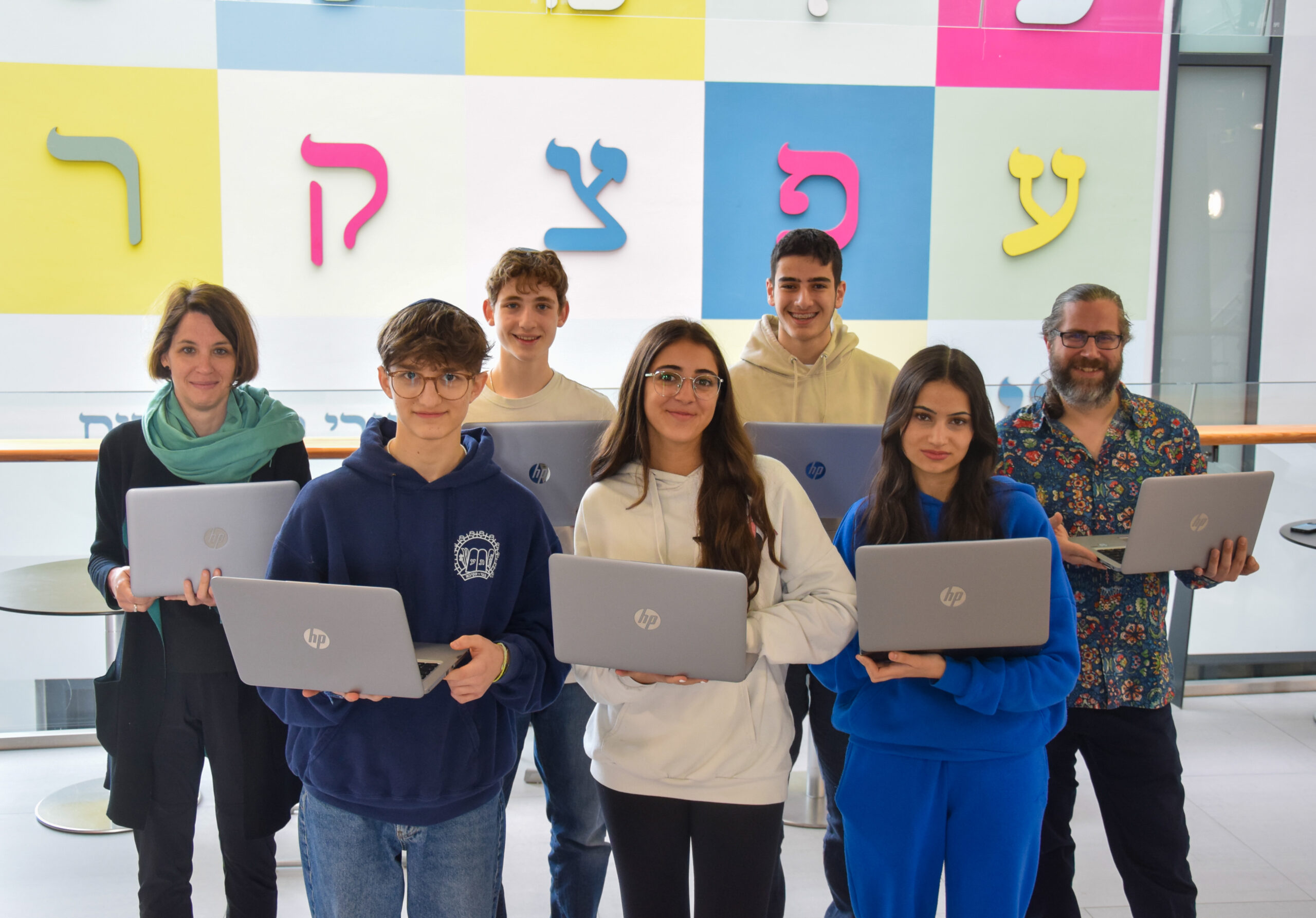 Go digital! 1.000 Laptops für Kinder und Jugendliche