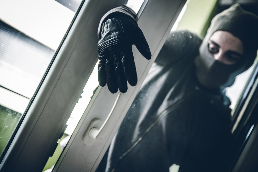 Gerade in Tagen wie diesen kommt es vermehrt zu Einbrüchen (Bild: Istock).