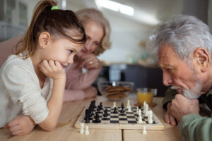 Großeltern mit Enkelkind beim Brettspiel