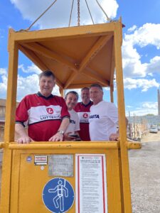 Erich Hohenberger im Baukran unterwegs zur Dachgleichenfeier von Gras.Green.Living