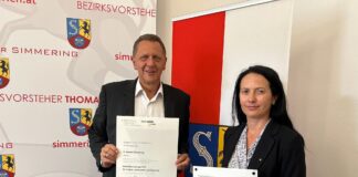 BVSimmering Thomas Steinhart und BV-Stv. Ramona Miletic mit Preis „Kompetenz für Klimaschutz“ des Klimaschutzministeriums