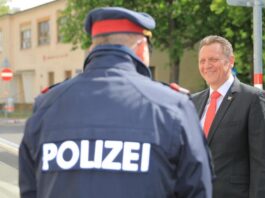 Simmeringer BV Thomas Steinhart mit Polizeibeamten