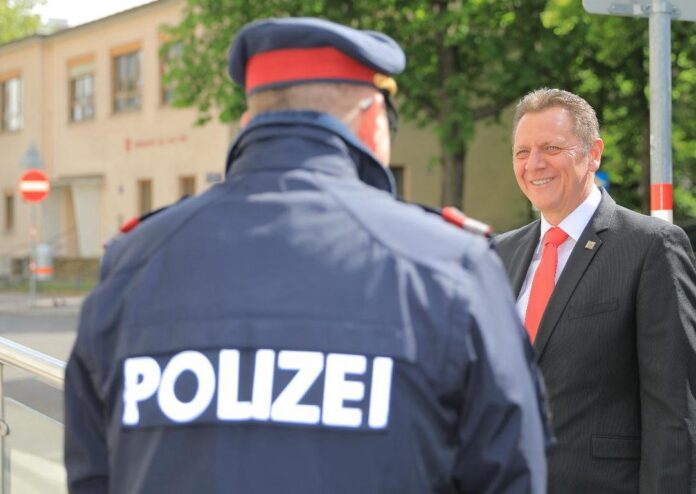 Simmeringer BV Thomas Steinhart mit Polizeibeamten