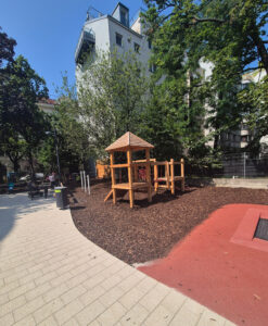 Kletterturm Trampolin Boulderwand