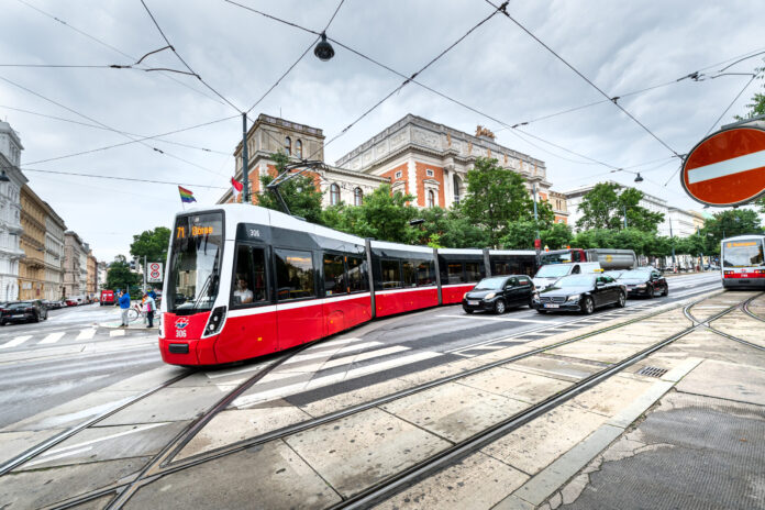 Flexity Linie 71 am Schottenring bei der Börse