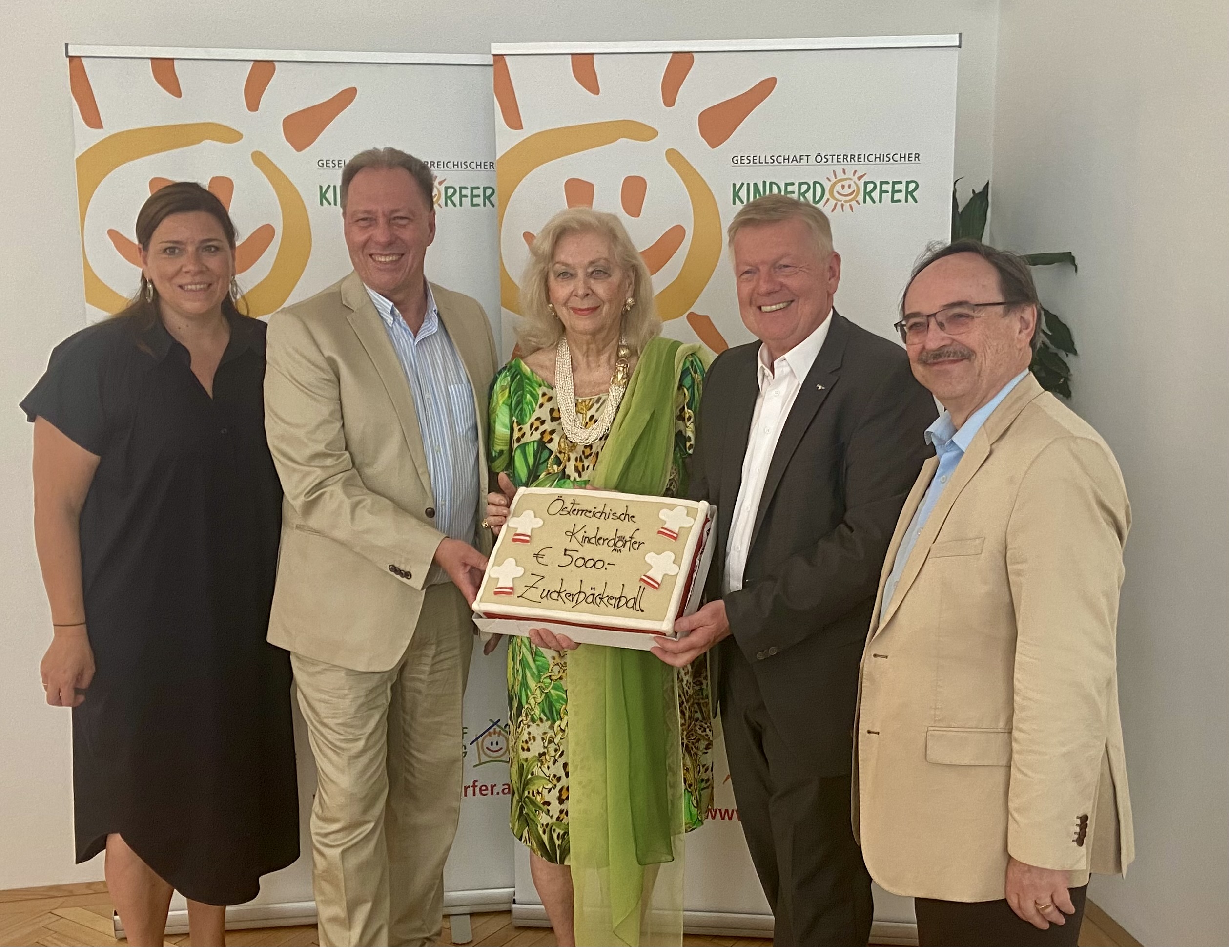 Ein süßer Spenden-Scheck für die Kinderdörfer