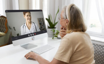 Seniorin telemedizin-Angebot vor Computer