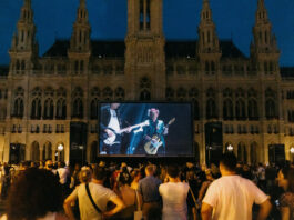 Noch bis zum 1. September lädt das Film Festival auf dem Wiener Rathausplatz zu einem Zusammenspiel aus hochkarätigen Musikfilmen und erstklassiger Kulinarik aus aller Welt.