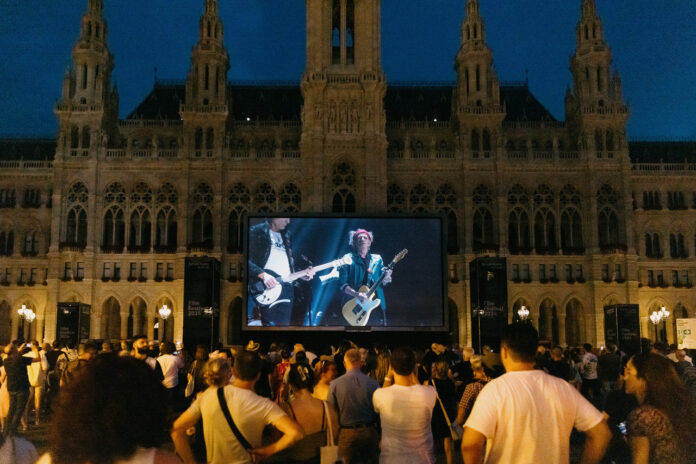 Noch bis zum 1. September lädt das Film Festival auf dem Wiener Rathausplatz zu einem Zusammenspiel aus hochkarätigen Musikfilmen und erstklassiger Kulinarik aus aller Welt.