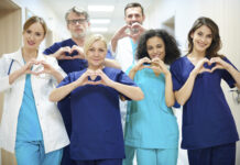 Gruppe Doktoren und Krankenpfleger, Herz-Handzeichen