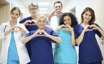 Gruppe Doktoren und Krankenpfleger, Herz-Handzeichen