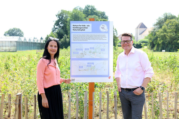 StR Jürgen Czernohorszky und BV-StvIn Ramona Miletic beim „Familiengerechten - Nature for Kids“- Naturlehrpfad in Simmering.