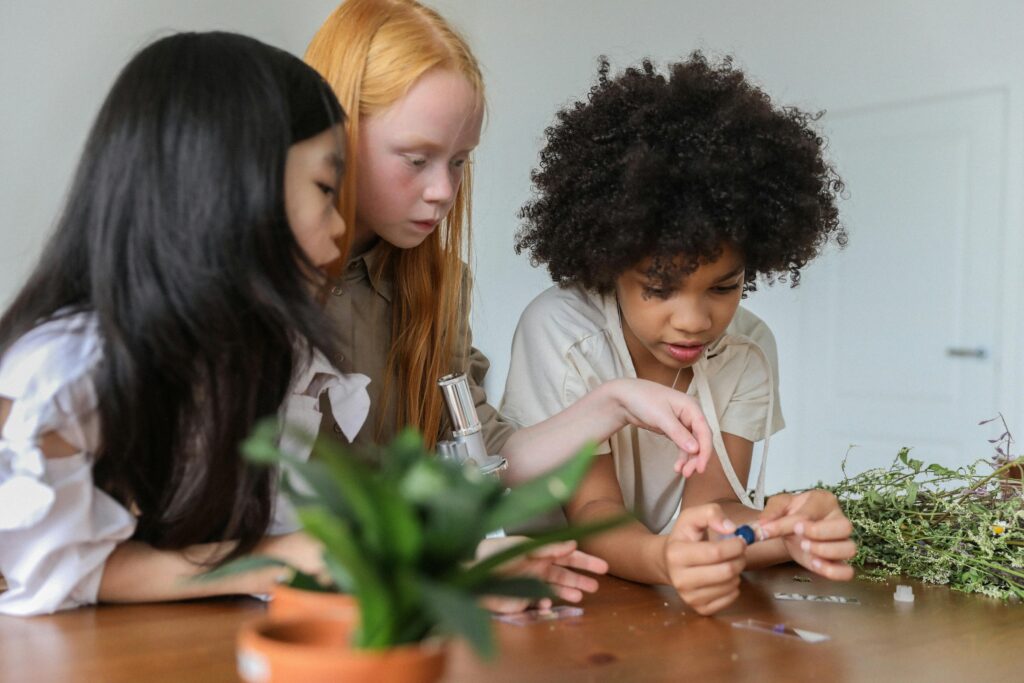 Kinder beim Experimentieren