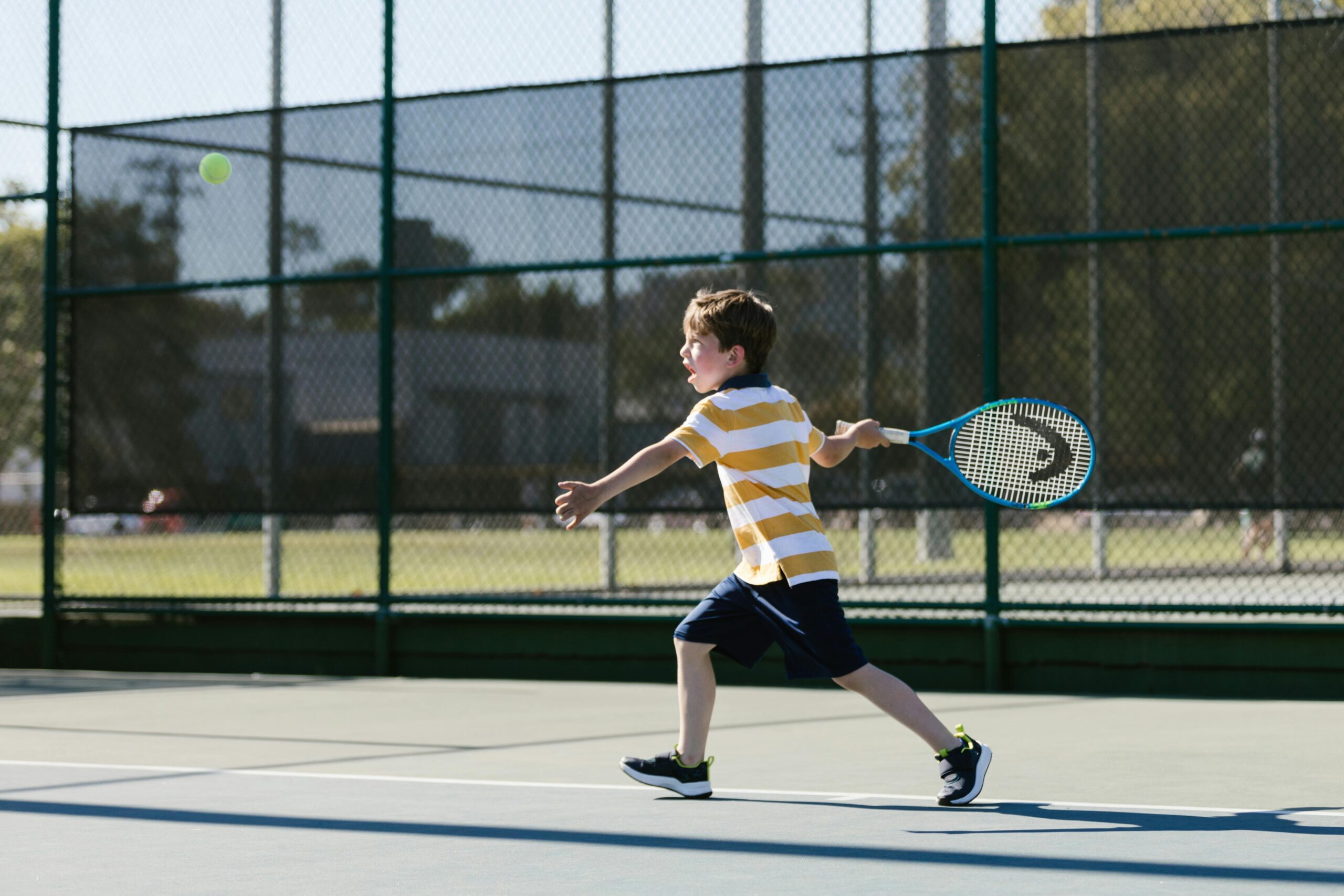 Junge beim Tennispiel