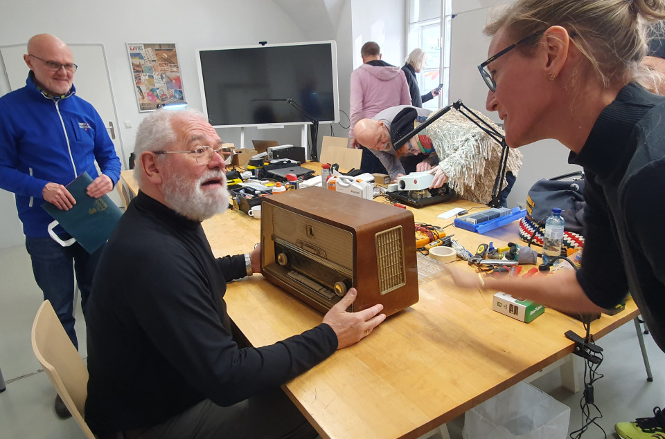 VHS-Reparatur-Cafés: Reparieren zahlt sich aus
