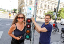 Stadträtin Ulli Sima und Radbeauftragter Martin Blum freuen sich über die neuen Grünpfeile. ©Stadt Wien/Christian Fürthner