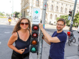 Stadträtin Ulli Sima und Radbeauftragter Martin Blum freuen sich über die neuen Grünpfeile. ©Stadt Wien/Christian Fürthner